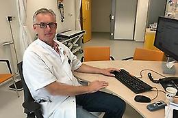 Hematoloog Kerkhoffs is blij met de mooie donatie van Team Westland